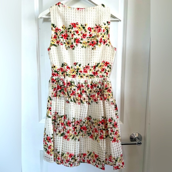 Beautiful mini dress with flowers - Picture 3 of 4